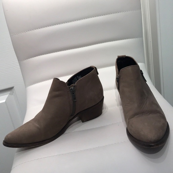 Steve Madden Leather Ankle Booties. Zip up sides. - Picture 4 of 8